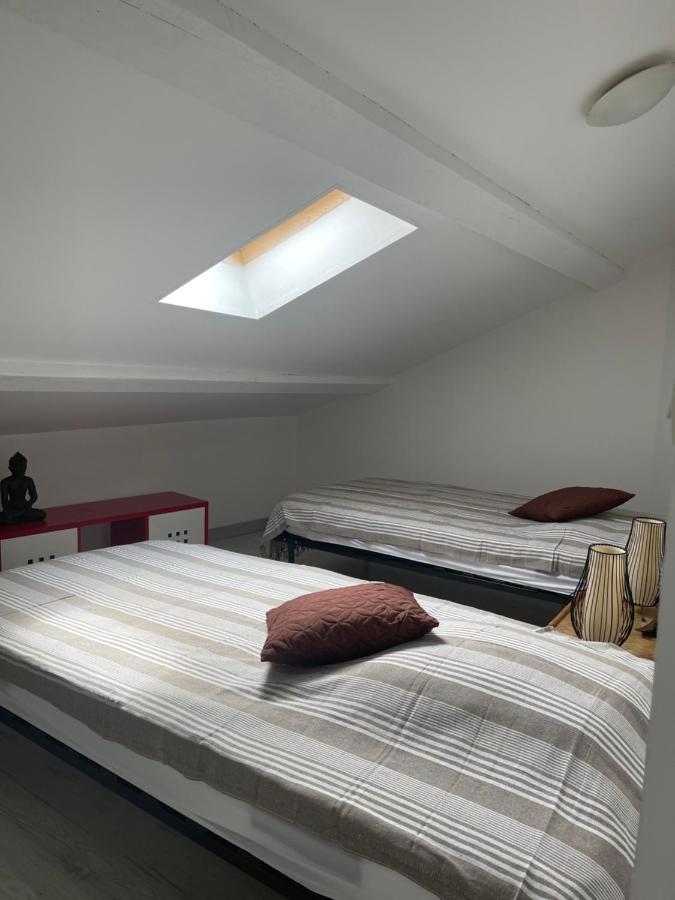 Appartement climatisé centre-ville de narbonne dans comble 4 couchages Esterno foto